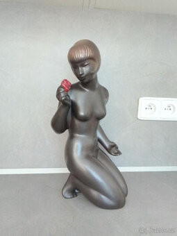 SOŠKA- KLEČÍCÍ PANNA S RŮŽÍ