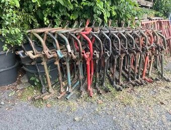 Držák SPZ páka nožní brzdy kyvka držák na kanystr