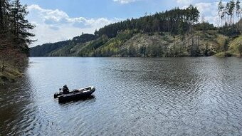 Nafukovací člun na ryby s veškerým příslušenstvím