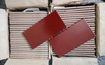 KERAMICKÉ – GLAZOVANÉ TMAVĚ HNĚDÉ SOKLOVÉ OBKLADY – 78 KS