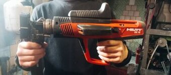 Funkčně nastřelovací pistole.