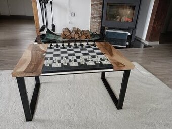 Šachový epoxidový stolek z ořechu + figurky
