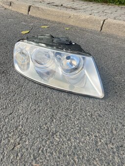 VW TOUAREG r.v. 11/2002 -11/2006 PRAVÉ PŘEDNÍ SVĚTLO H7+H9