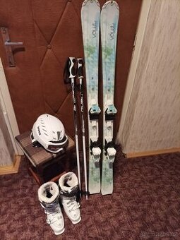 DÁMSKÉ CARVINGOVÉ LYŽE VÖLKL - Délka 140 cm - MÁLO POUŽÍVANÉ