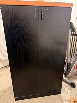 Starší kancelářská uzamykatelná skříň z překližky