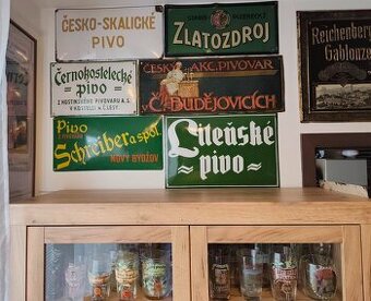 Pivní sklo, půllitry, třetinky, pivovarské cedule, tácky.