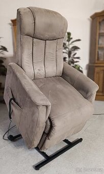 Elektrické, polohovací křeslo se snadným vstáváním.