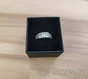 Masivní stříbrný prsten s bílými krystalky 925/1000