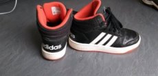 Adidas kotníkové černo-červené 33