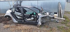 Tesla Model S, karoserie na díly