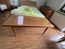 Konferencni stolek