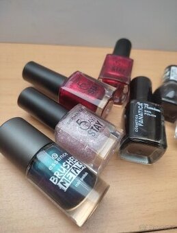 Laky na nehty, 13ks za 200,-