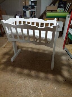 Dětská dřevěná kolébka