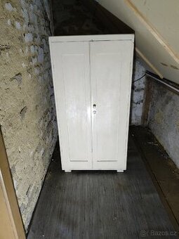 Skříň -skrinka