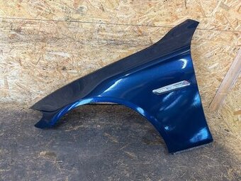 LEVÝ PŘEDNÍ BLATNÍK BMW F10/F11 IMPERIALBLAU BRILLANTEEFEKT