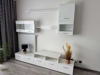 Nástěnné police do obýváku