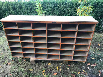 Masivní regálová skříň - vhodná do prodejny