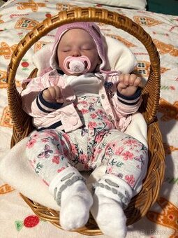 Realistická panenka-miminko.