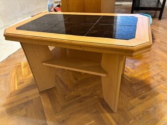 skrin, postele, kreslo, stolky