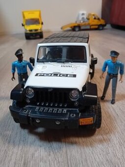 Bruder Policejni auto RAM 2500 +dva policiste