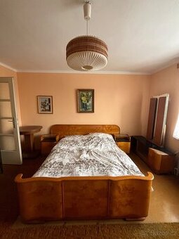 Retro ložnice - manželská postel + 2 noční stolky + toaletka