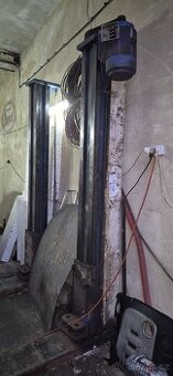 Dvousloupovy zvedák