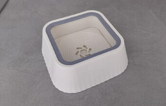 PLAST. PŘÍSAVNÁ PLOVOUCÍ MISKA NA VODU PRO PEJSKY