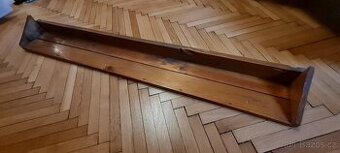 Dřevěná polička na stěnu