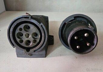 Nástěnná zasuvka 4 kolikova na 380V