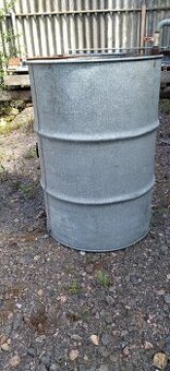 Prodám pozinkovaný sud po nafte 200l vypouštěcím kohutem