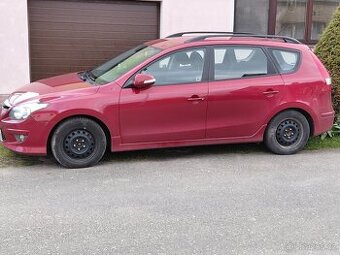 Prodám Hyundai i30CW - červená