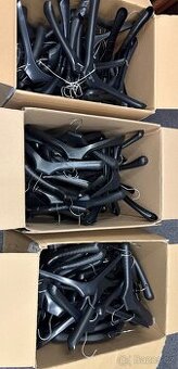 Plastová ramínka 500 kusů -silná 5kč,slabší 2kč/kus