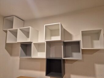 9 kusů IKEA EKET nástěnných knihovniček (vlastní odvoz)