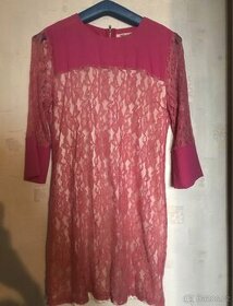 Ružové krajkované šaty so saténovou podšívkou - 1