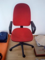 Prodám kancelářskou židli.