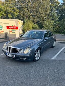 W211