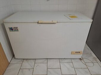 Velká truhlicová mraznička, objem cca 400 l, Zanussi ZCF 410