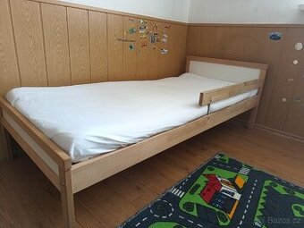 Dětská postel IKEA, masiv, matrace, chránič, prostěradla