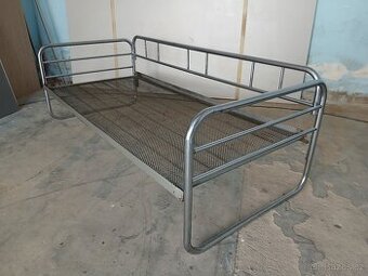 Starý trubkový gauč Funkcionalismus