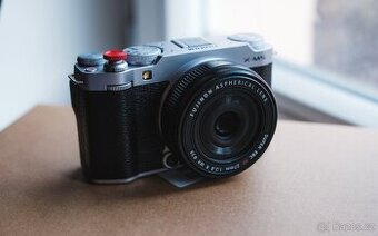 Fujifilm X-M5 a Fujifilm XF 27 mm f/2,8 R WR