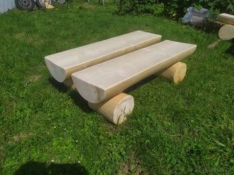 Lavice z kulatiny k ohništi