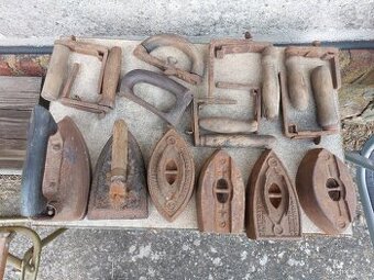 Staré žehličky a části.