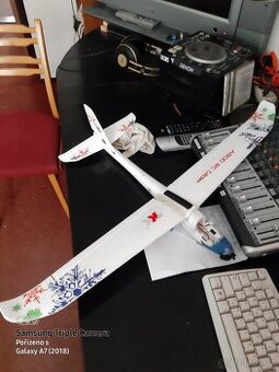 KOUPIM i rozbitý malý letecký RC Model A 800 RC