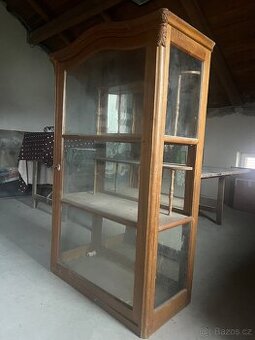 Prosklená starožitná vitrína