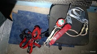 Bezpečnostní postroj a samonavíjecí zachycovač pádu (MAS Ger