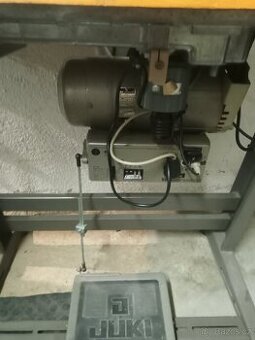 Průmyslový šicí stroj