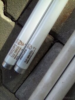 starší zářivky plus dvě kratší trubice