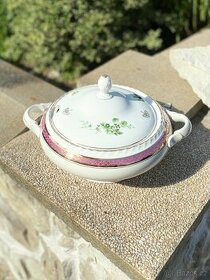 Starožitná porcelánová mísa na polévku.