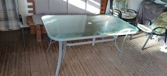 Skleněný stůl