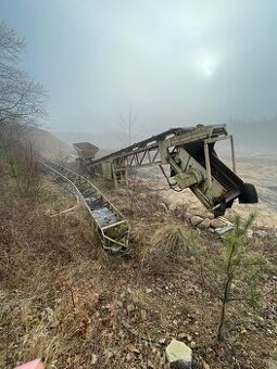 Pásový dopravník s násypkou – technologie z lomu / třídírny